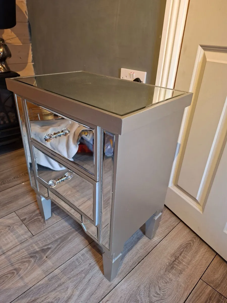 Mirrored bedside table - Image 1