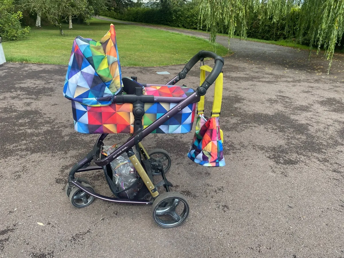 Cosatto Giggle pram, pushchair, car seat & ISOFIX - Image 1