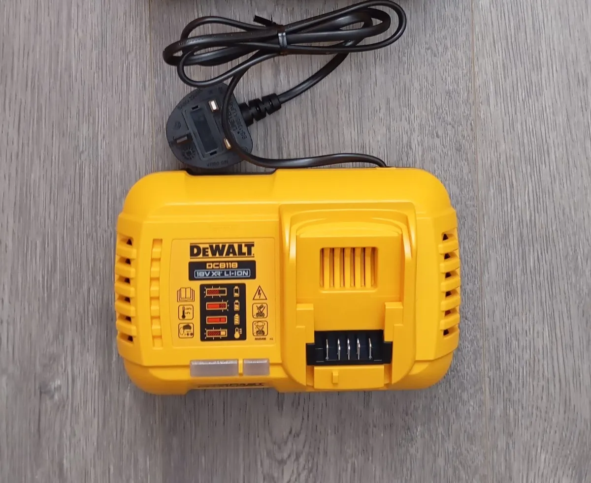 DeWalt dcb118 Charger - Image 1