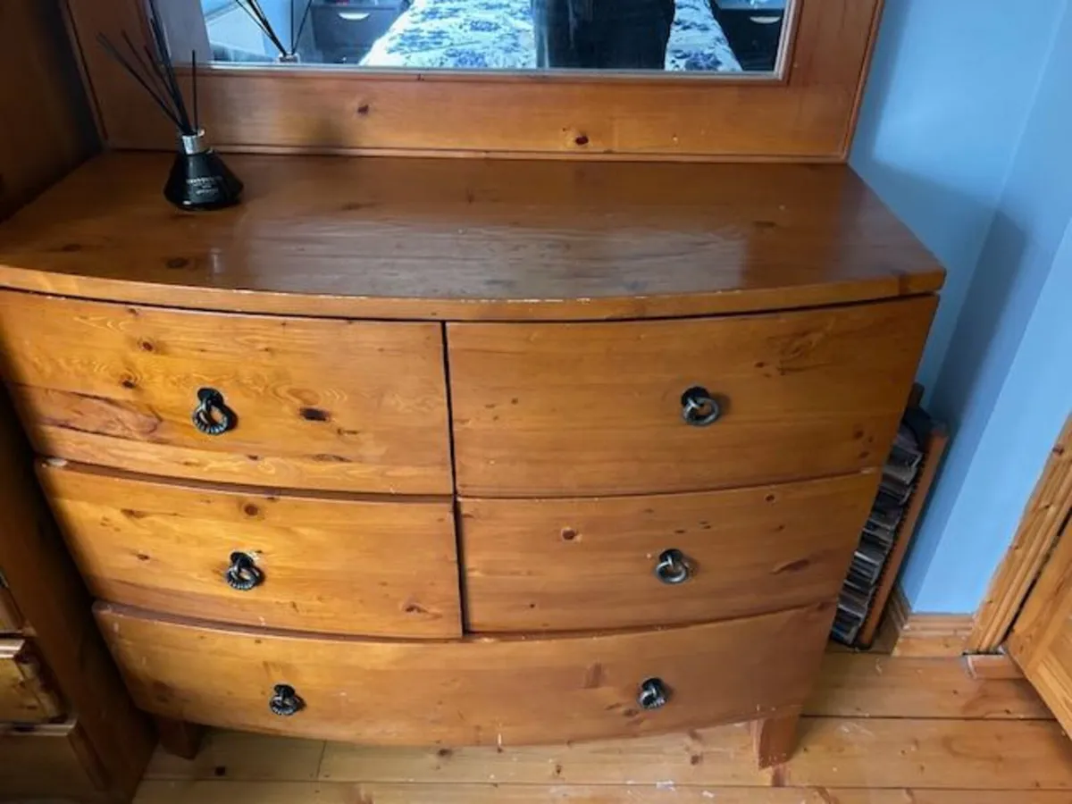 Solid wood bedroom chest of drawers - Image 4