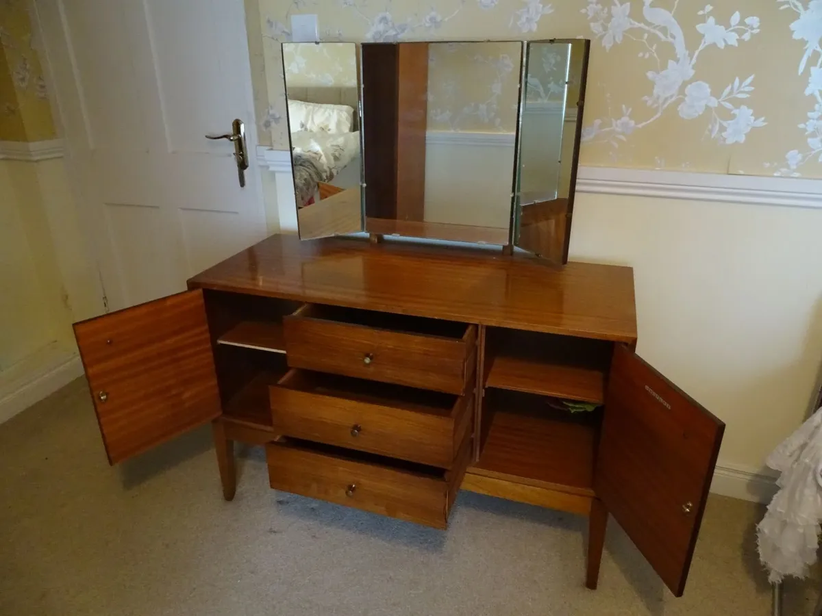 Retro dressing table & Wardrobe - Image 2