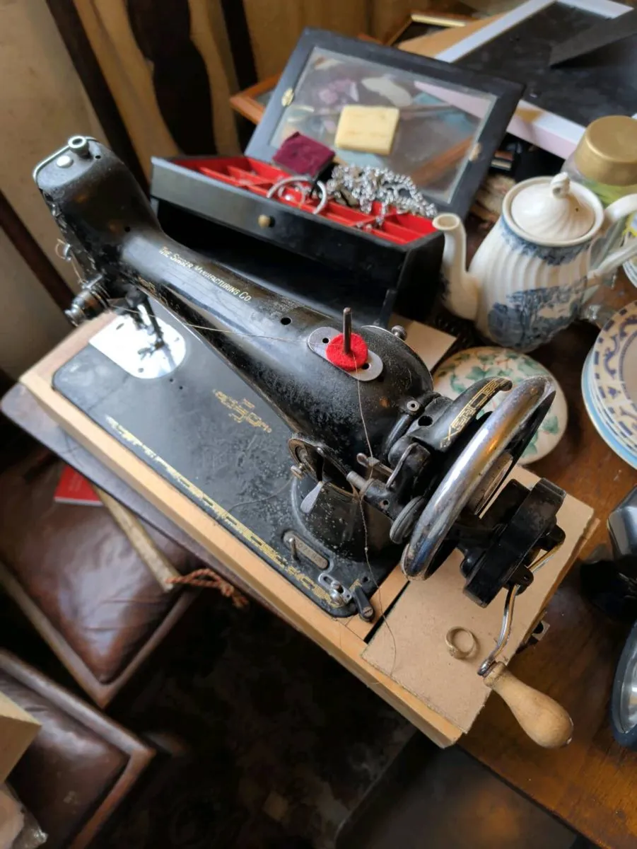 Singer sowing machine - Image 1