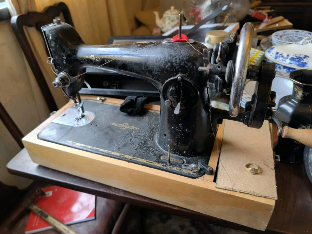 Singer sowing machine - Image 3