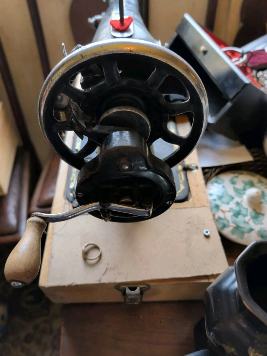 Singer sowing machine - Image 4