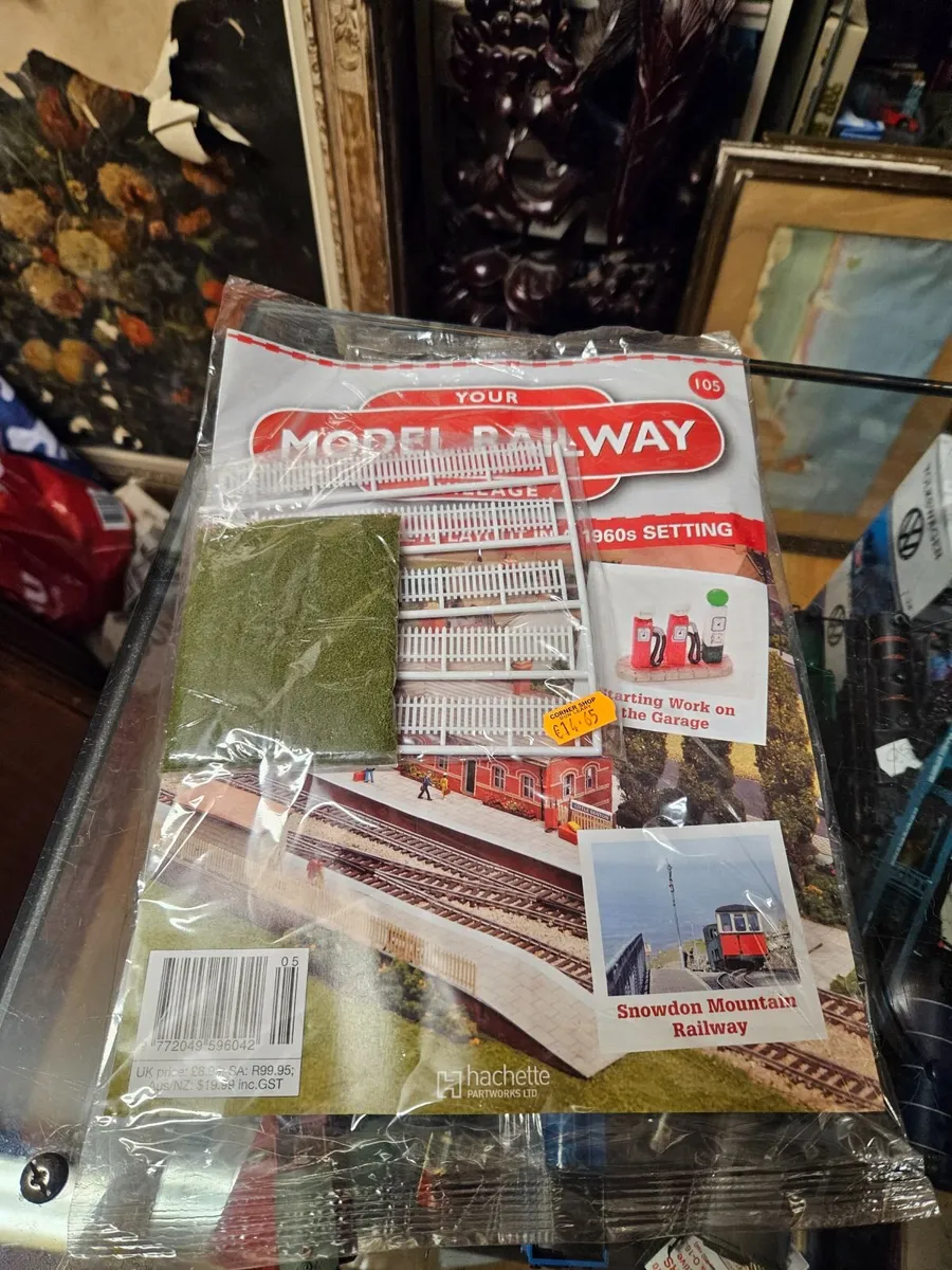 Hornby OO Gauge Fencing and Scatter
