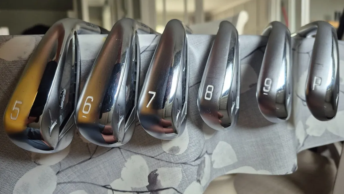 Mizuno JPX 923 Irons and Sirxon Tour Cart bag - Image 3