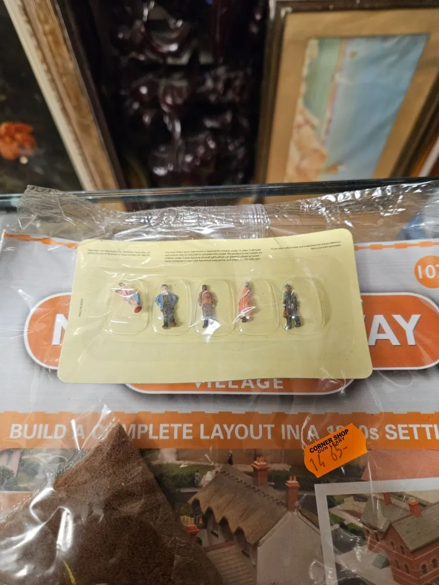 Hornby OO Gauge People with Scatter - Image 2