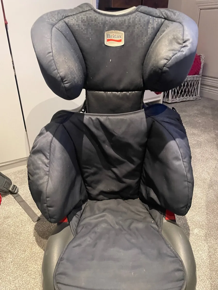 Baby car seat - 1 for toddler and 1 for older chil - Image 1