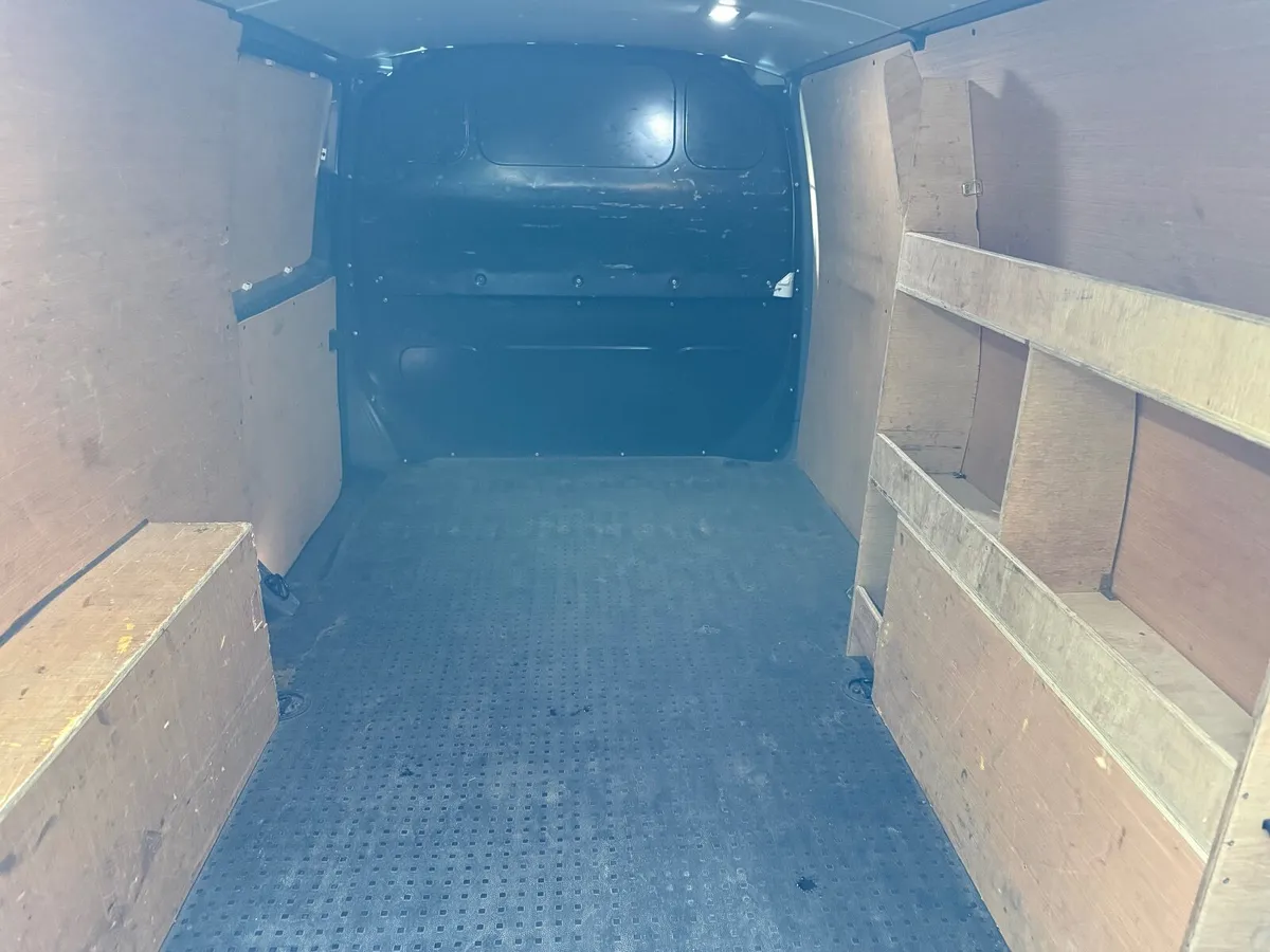 Volkswagen Transporter 2021 - Image 2