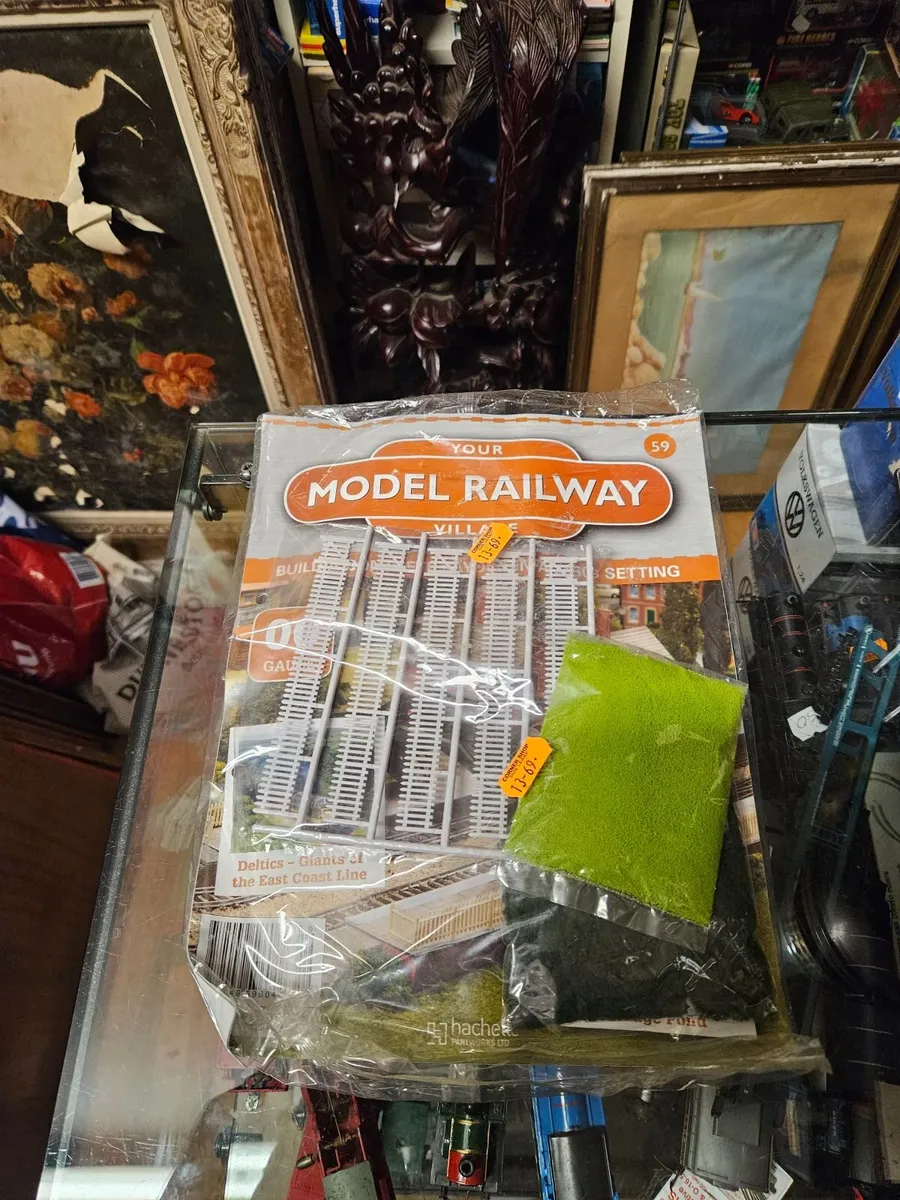 Hornby OO Gauge Fencing and Scatter