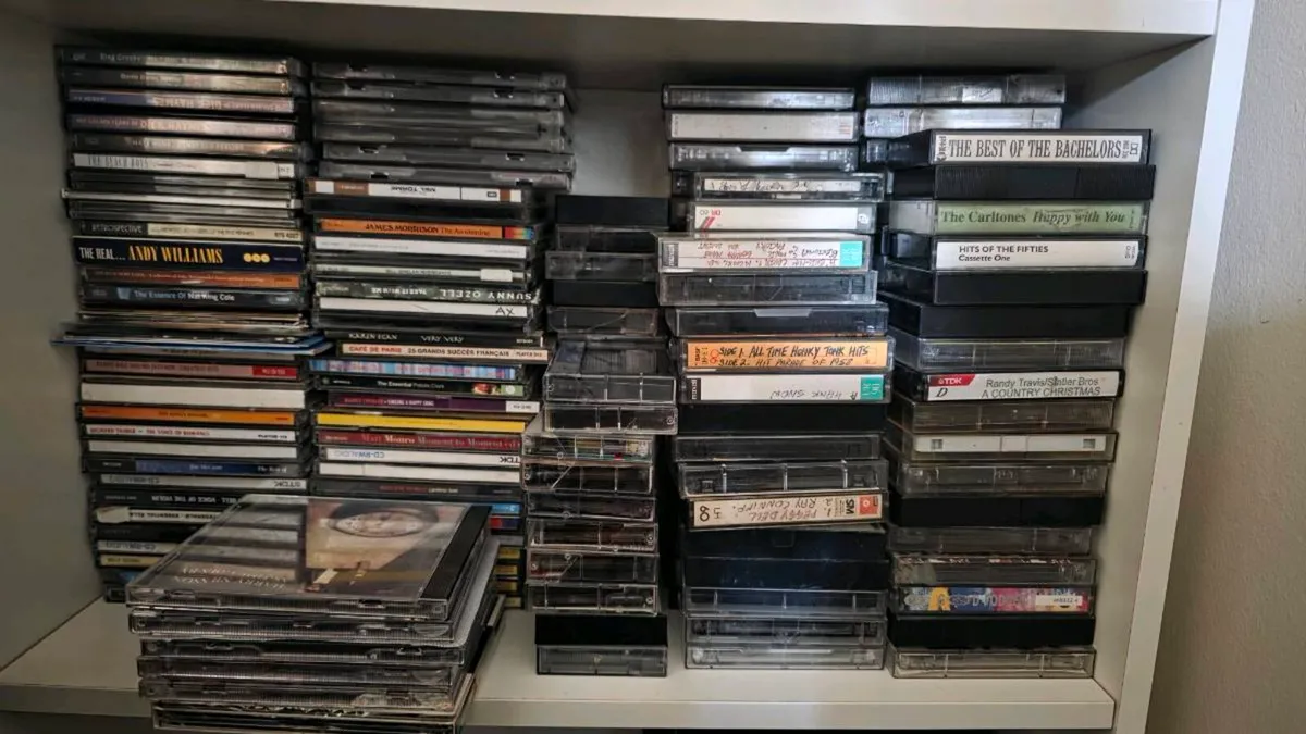Cassette and CD's  200 pieces - Image 1