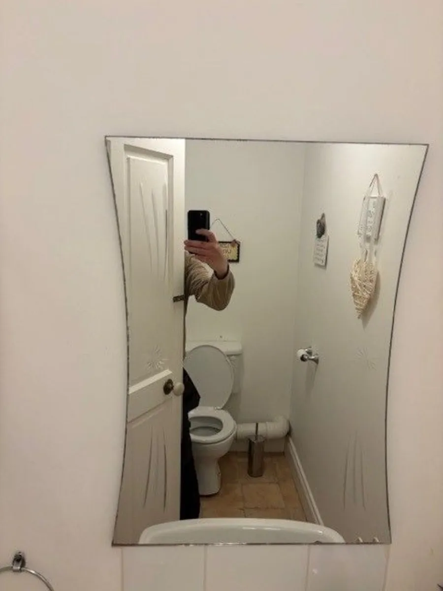 White bathroom sink and pedistal with taps. - Image 2
