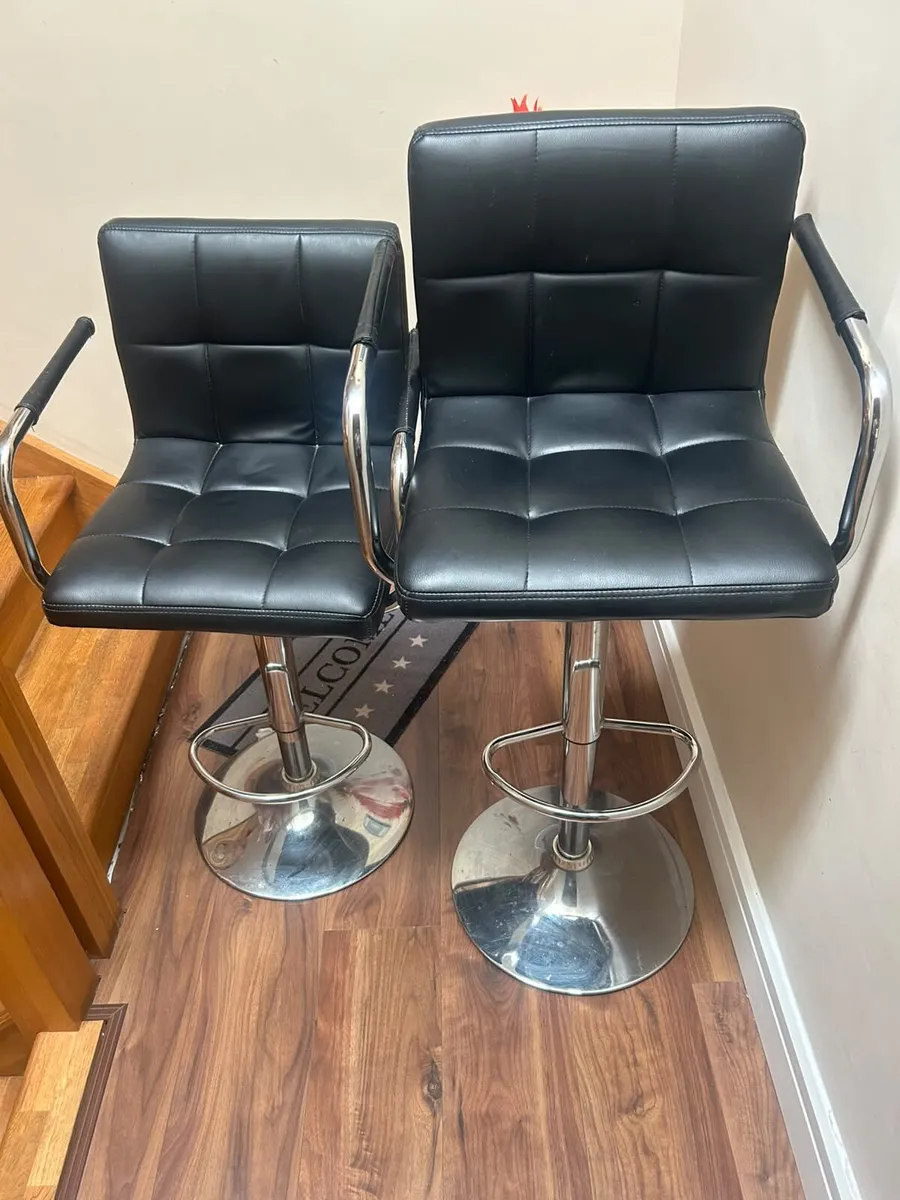 Height adjustable bar stool