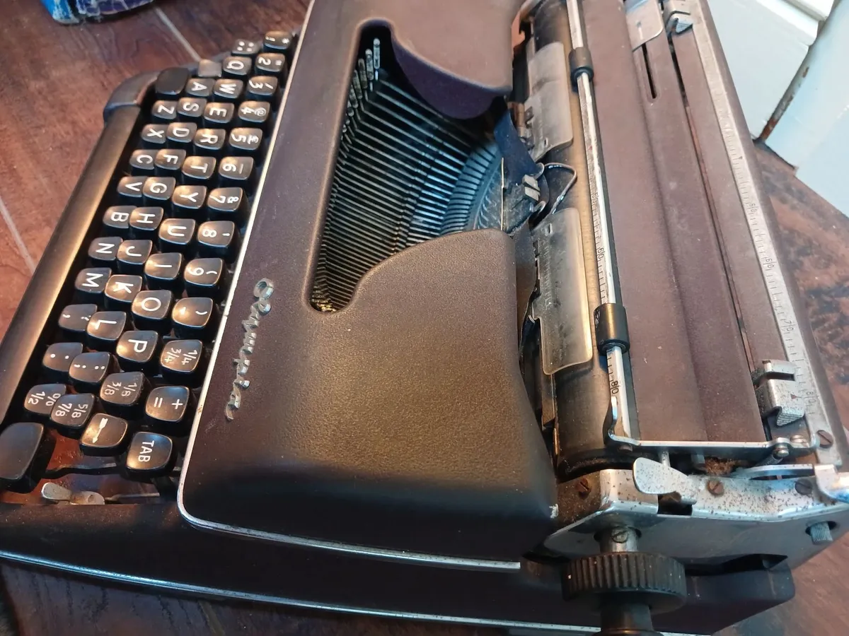 Typewriter Olympia - Image 3
