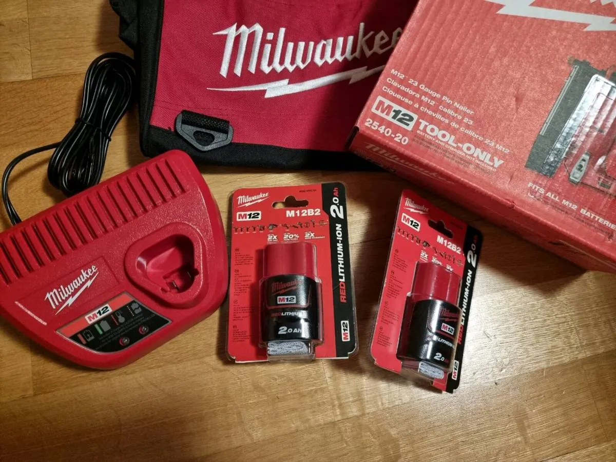 Milwaukee M12 23 Gauge Pin Nail Gun Kit - Image 3