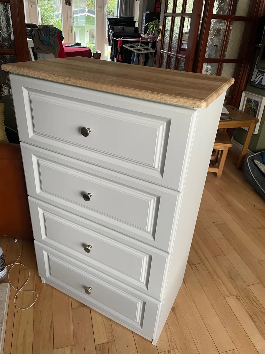 Chest of drawers