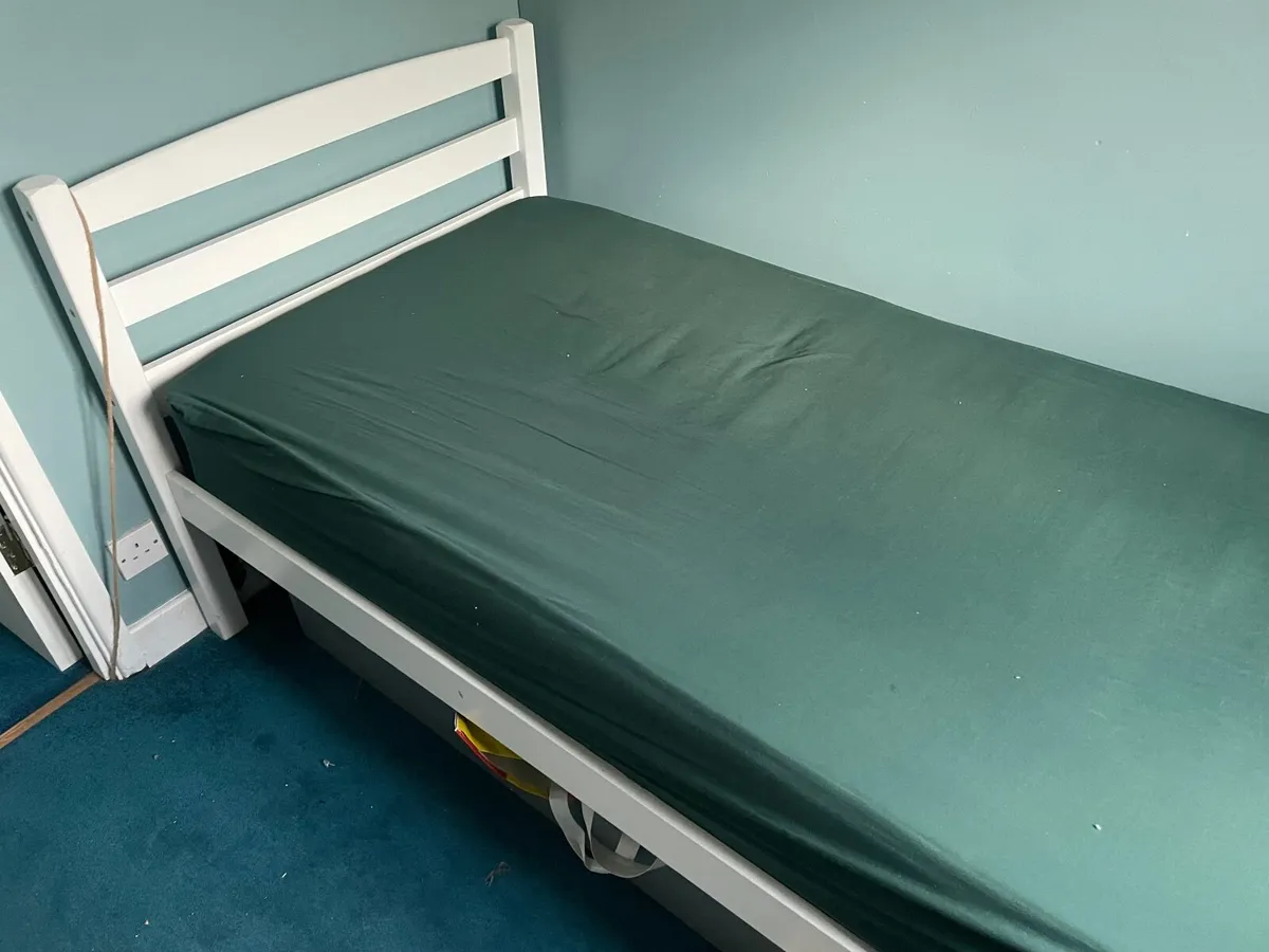 Single bed - Image 1