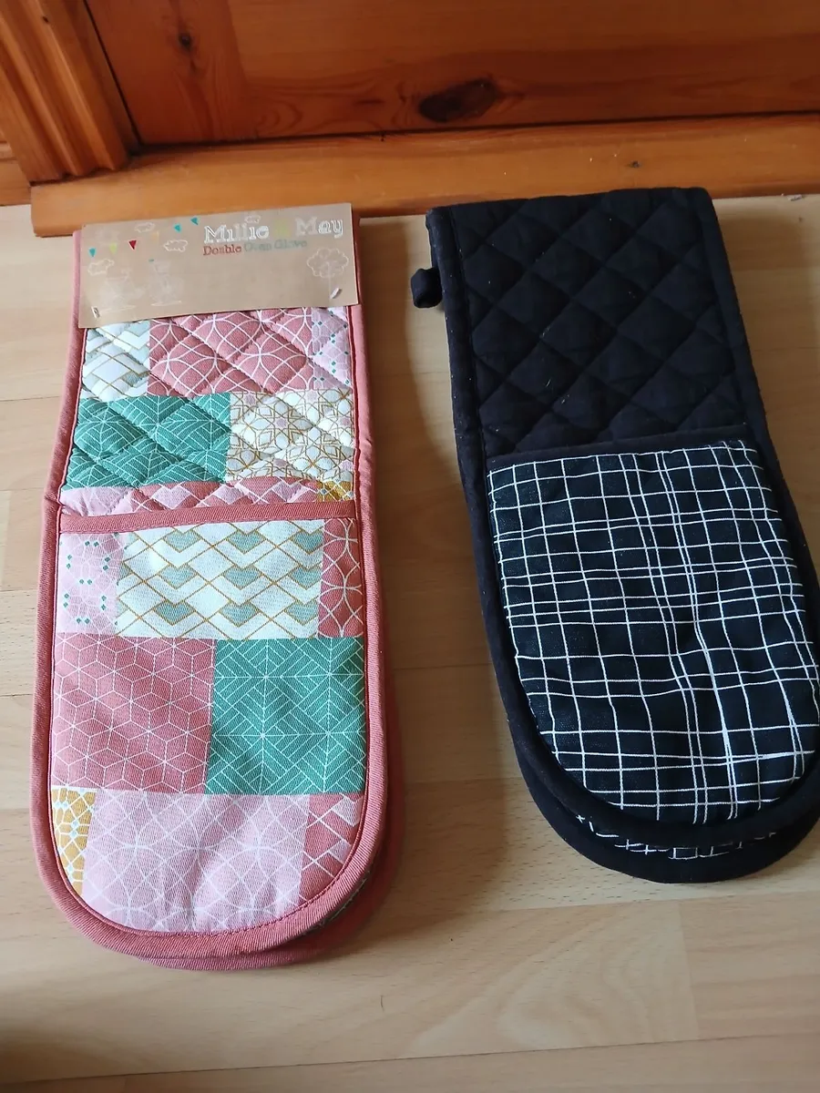 4  Oven Gloves & 4 Placemats - Image 1