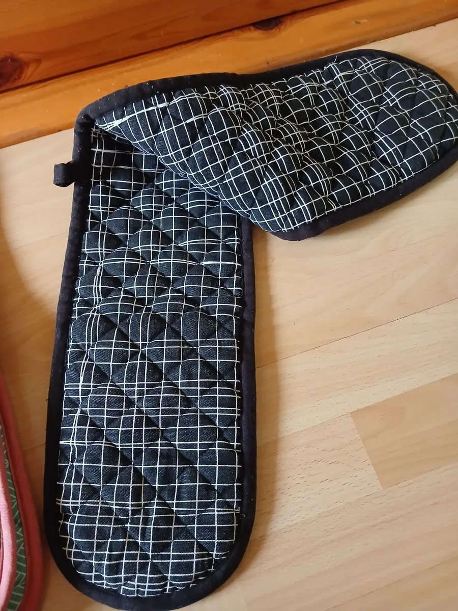 4  Oven Gloves & 4 Placemats - Image 2