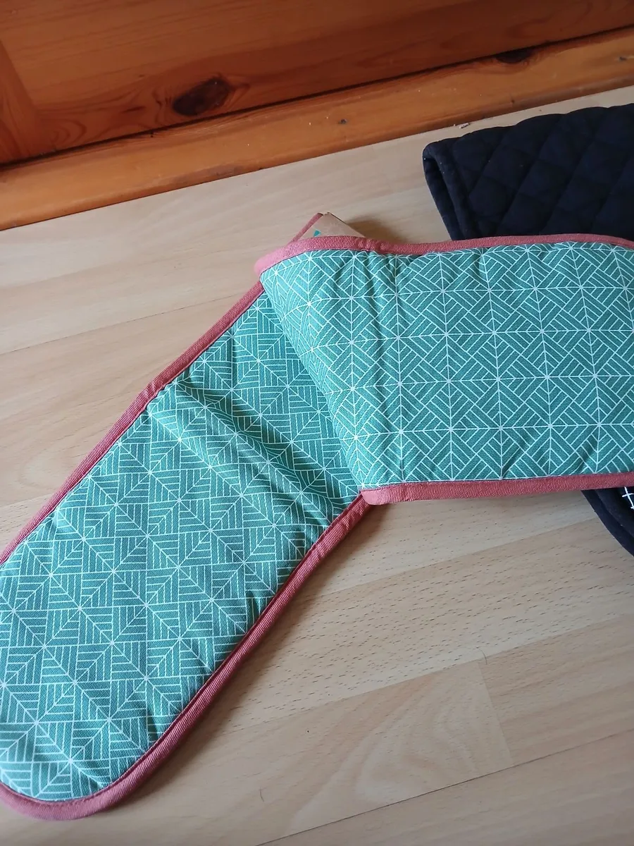 4  Oven Gloves & 4 Placemats - Image 3