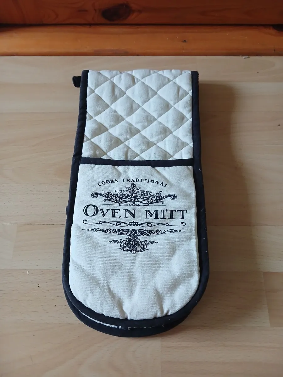 4  Oven Gloves & 4 Placemats - Image 4