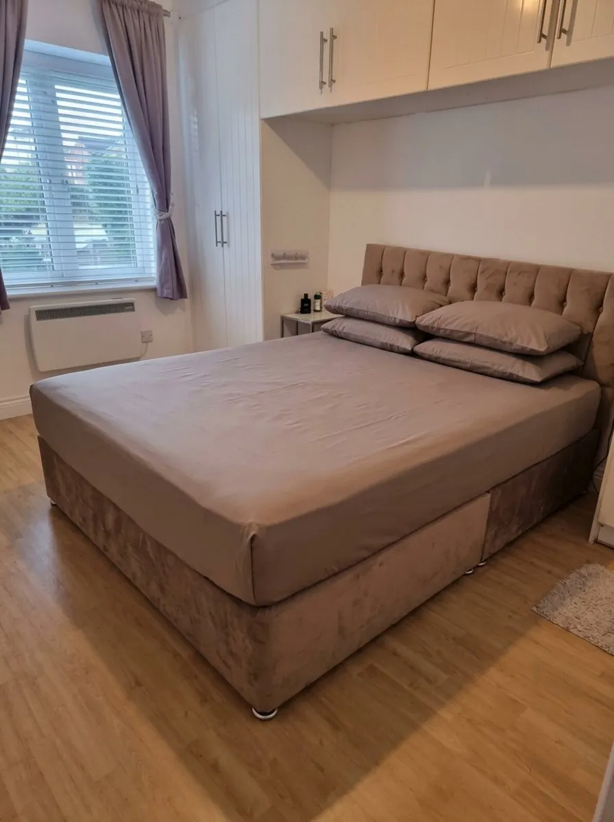 Bed frame - Image 1