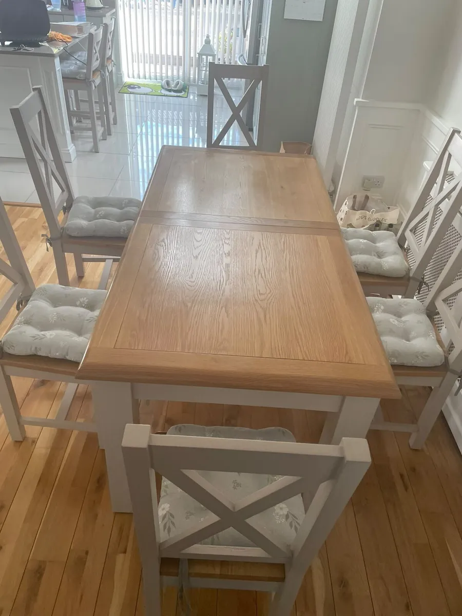 Table and chairs - Image 1