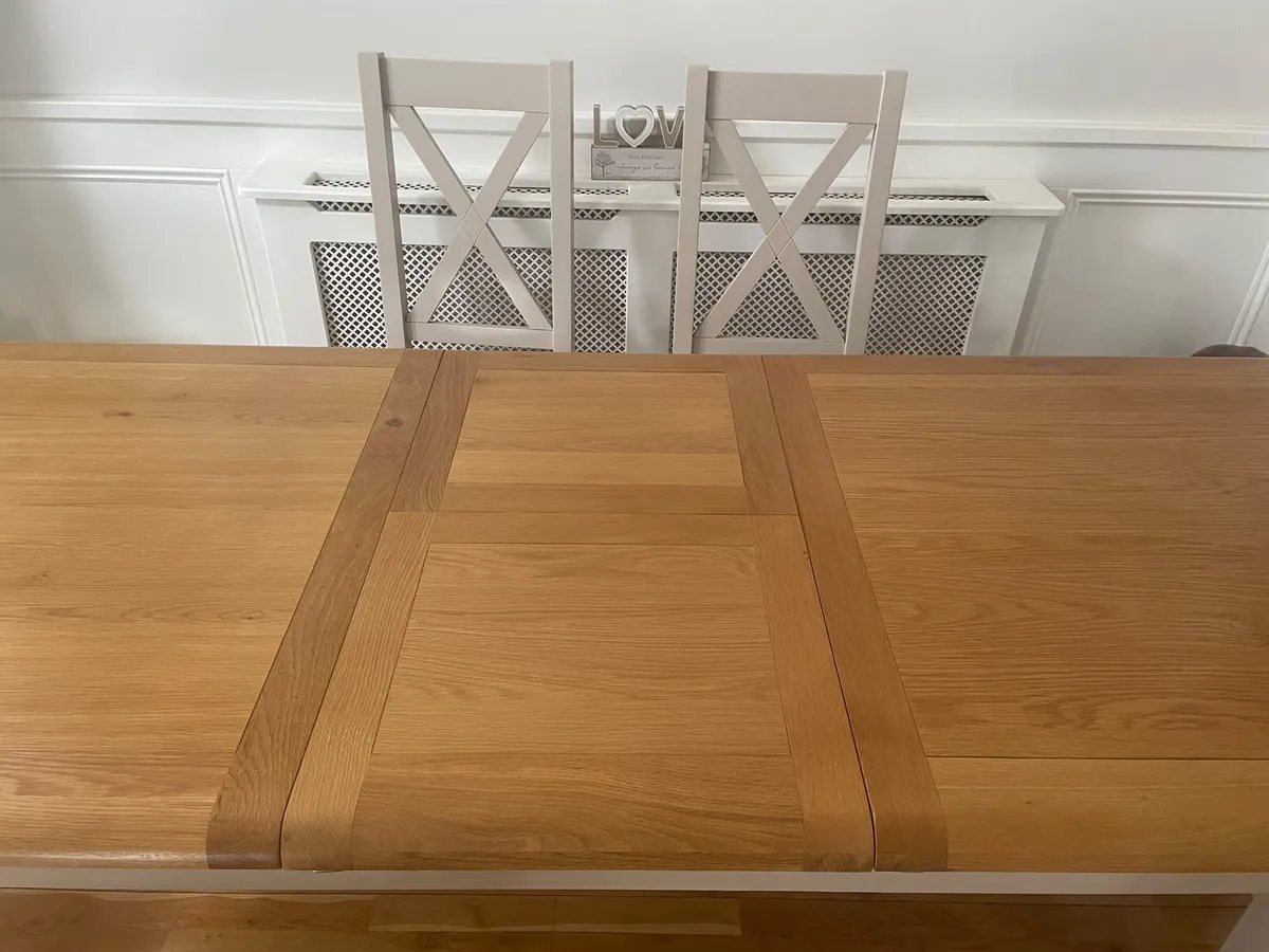 Table and chairs - Image 2
