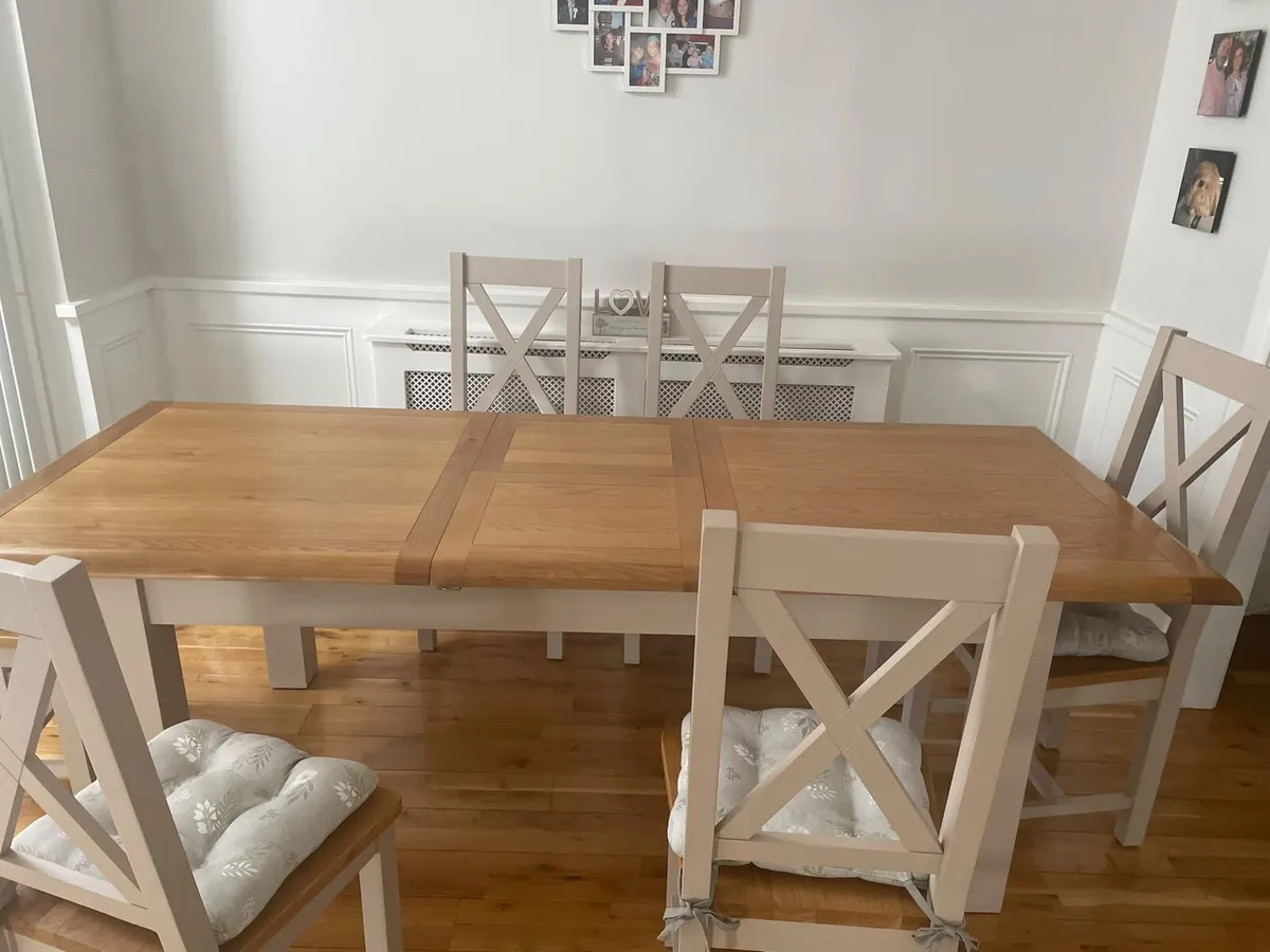 Table and chairs - Image 3