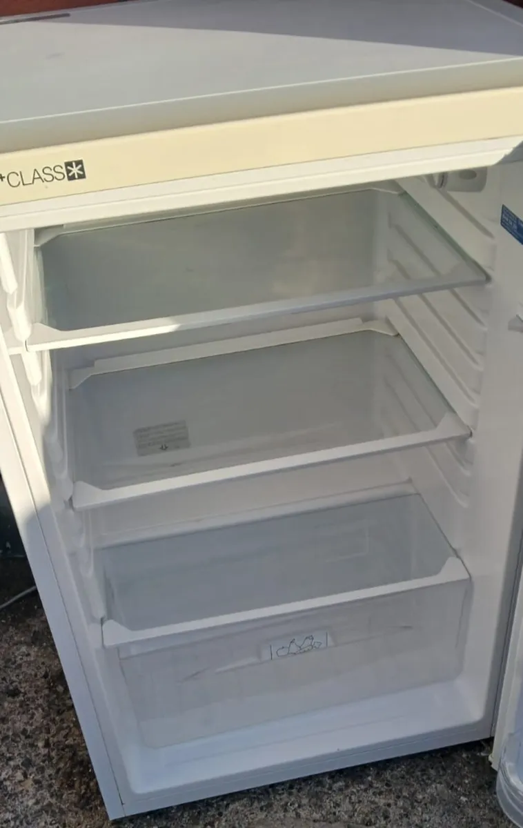 Indesit undercounter fridge - Image 4