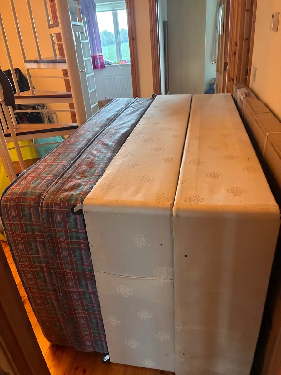 2 single beds with mattresses included - Image 1