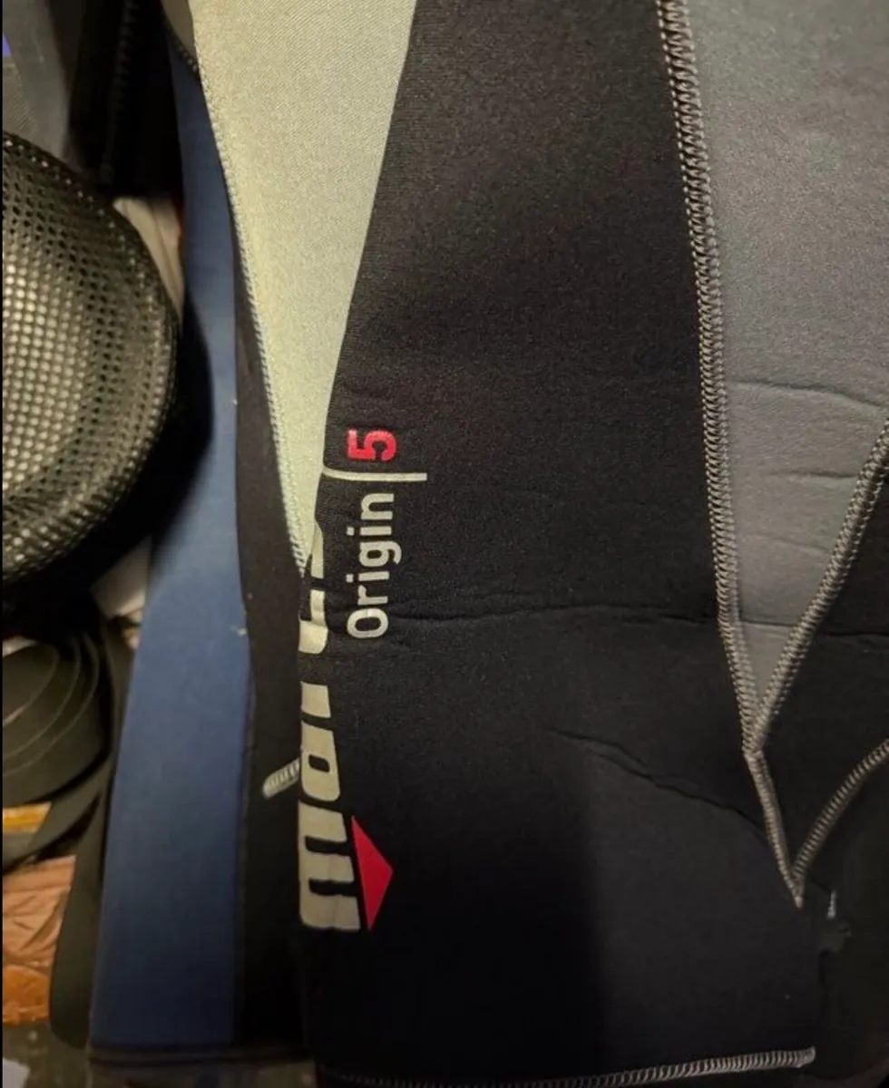 Mares , 5 mm scuba wetsuit, size 6 - Image 4