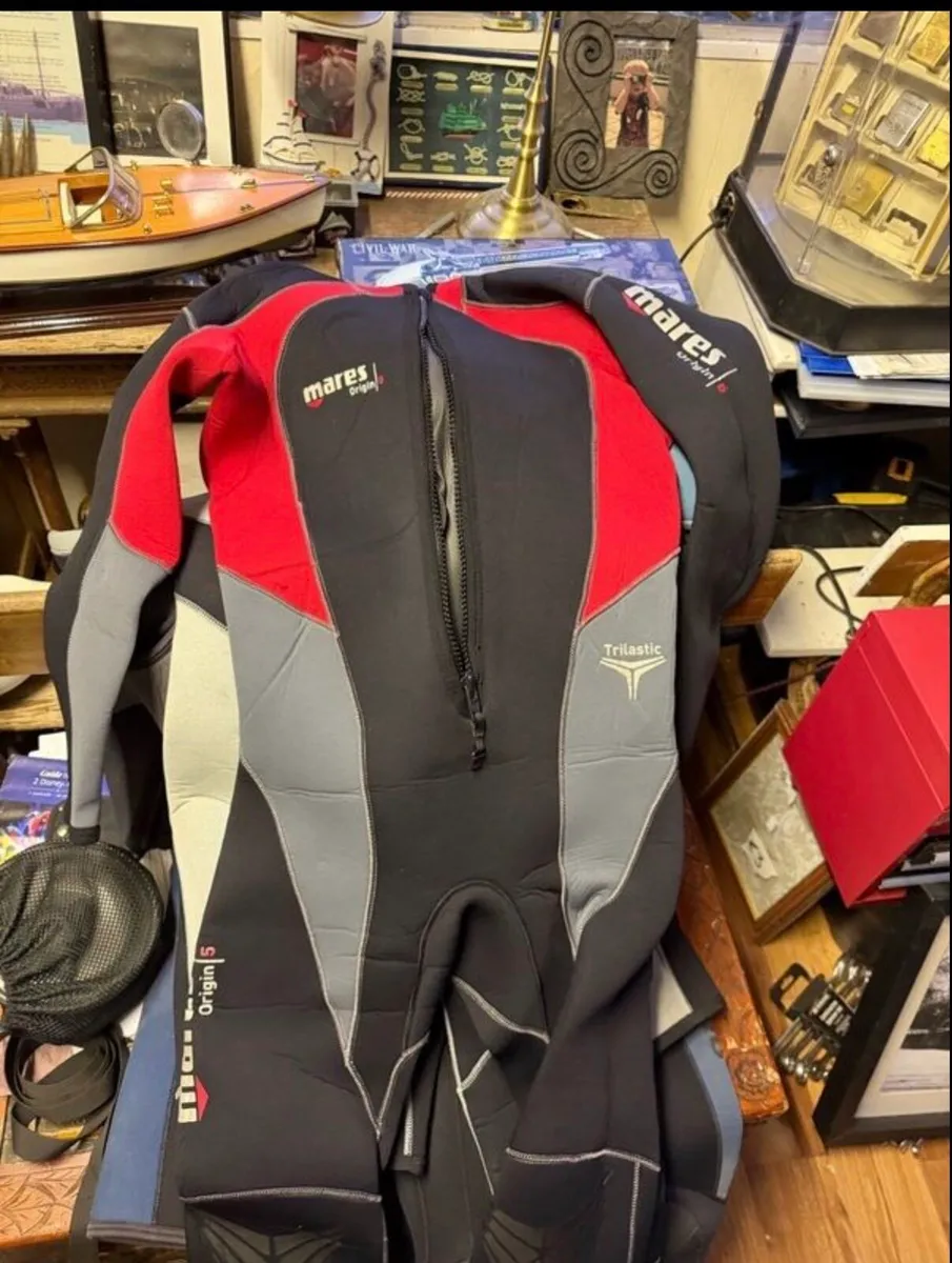 Mares , 5 mm scuba wetsuit, size 6 - Image 1