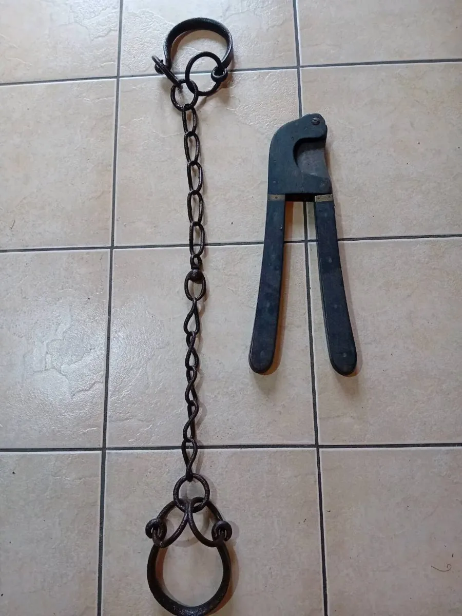 ANTIQUE AND COLLECTABLES - Image 1