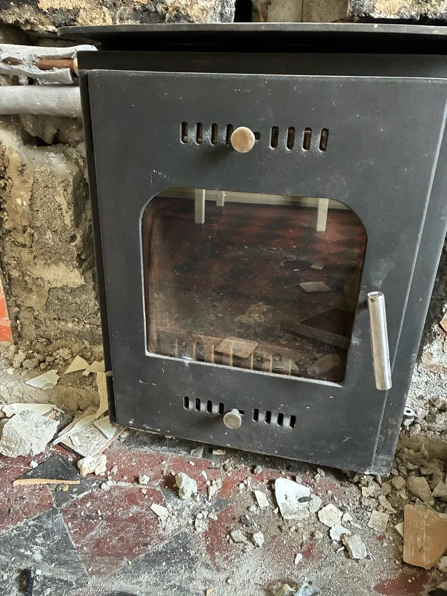 3 fireplaces and 1 stove - Image 4