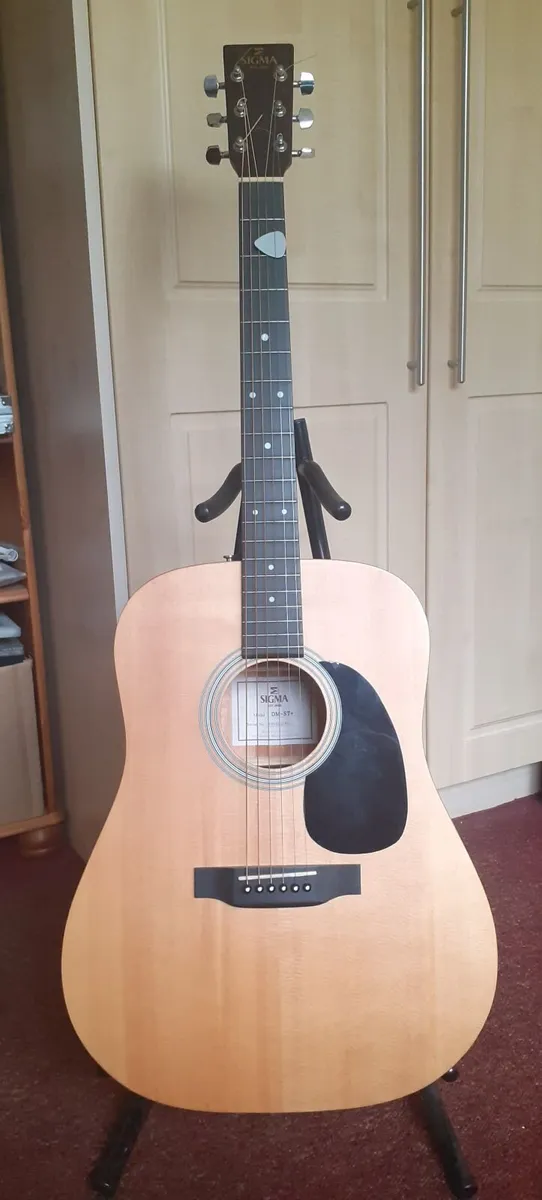 Acoustic guitar - Image 1