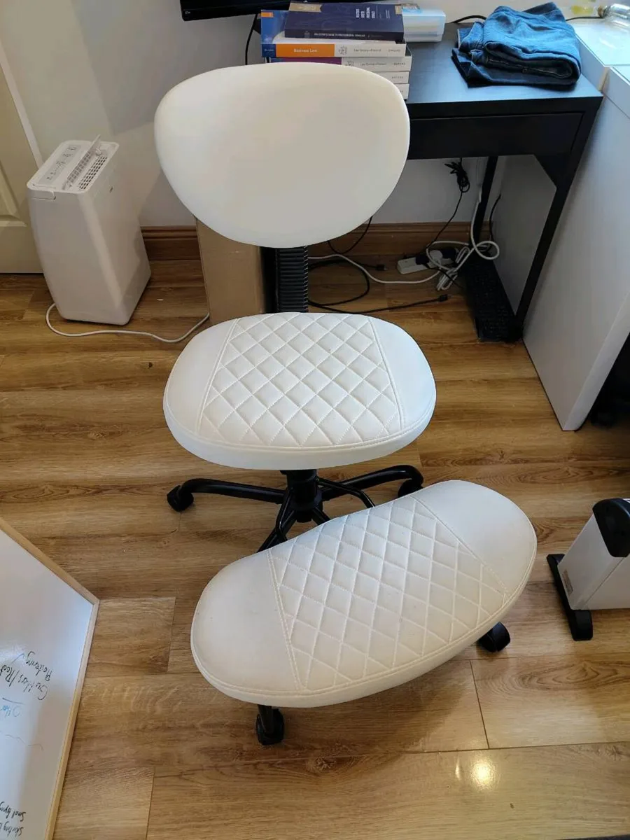 White swivel chair with knee/foot support - Image 1