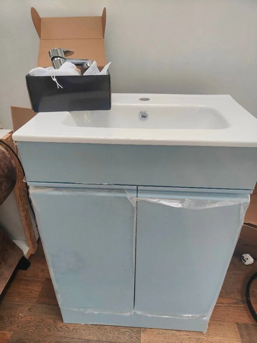 vanity unit, sink and tap - Image 1