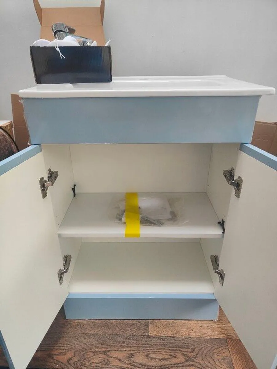 vanity unit, sink and tap - Image 2