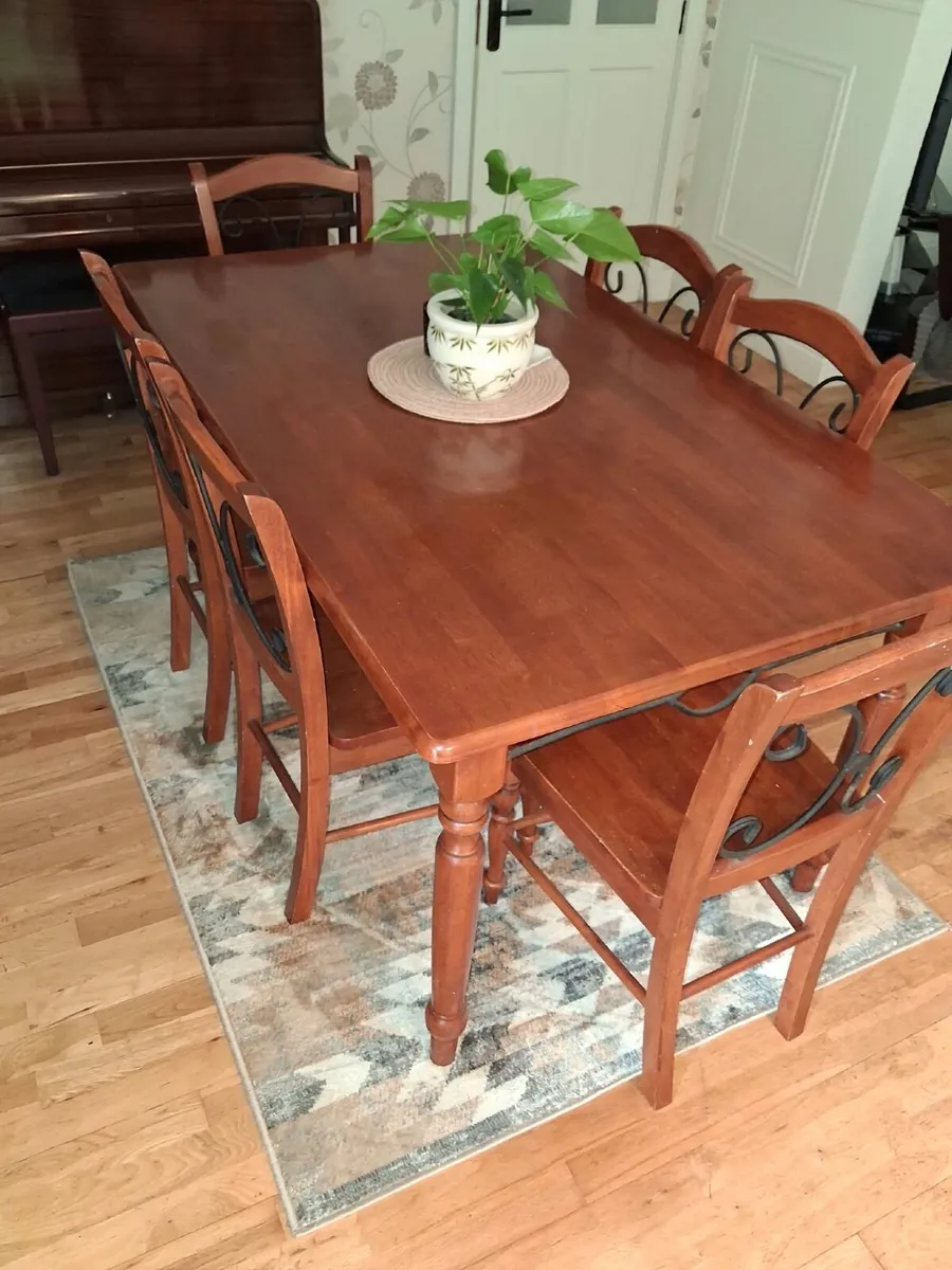 Dining table with 6 chairs - Image 1