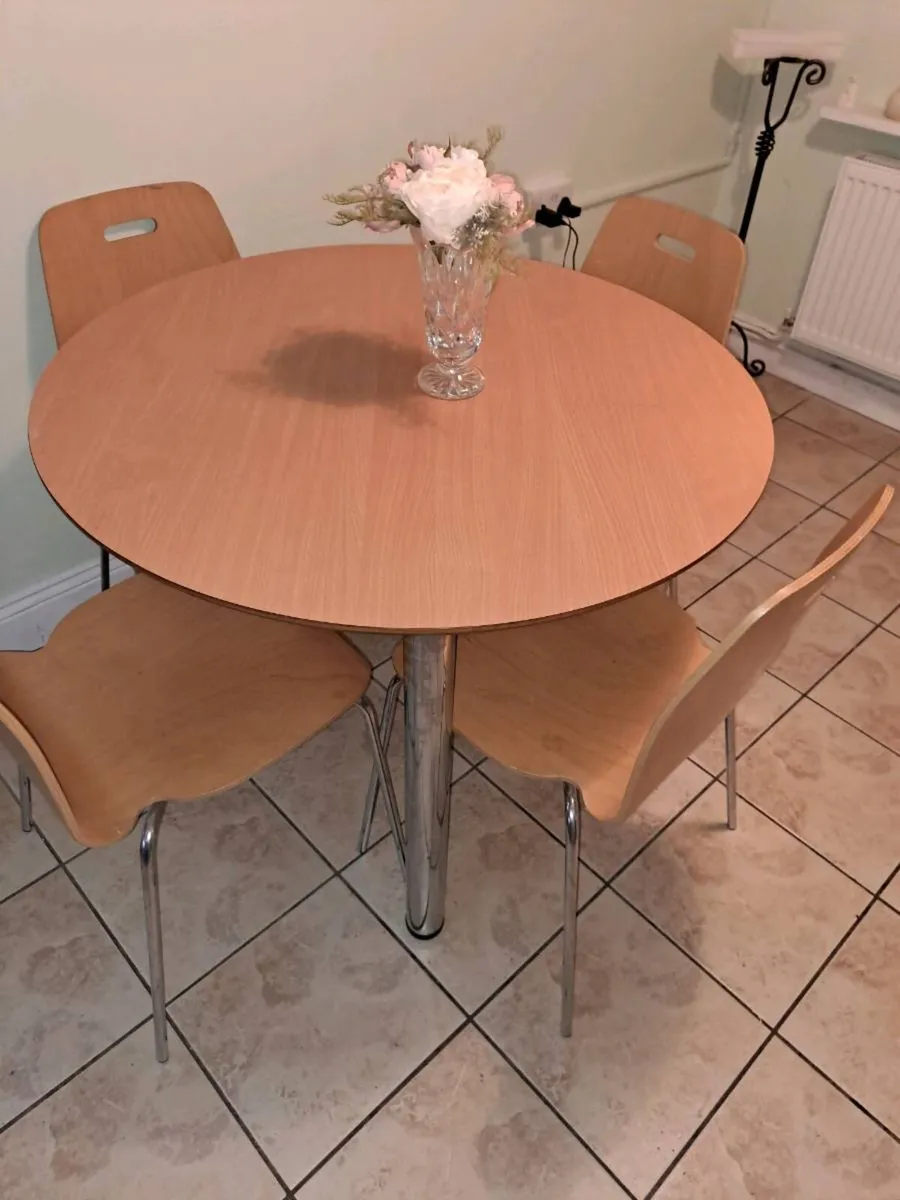 Lovely Kitchen table and 4 matching chairs - Image 1