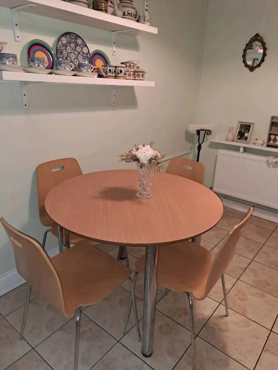 Lovely Kitchen table and 4 matching chairs - Image 2