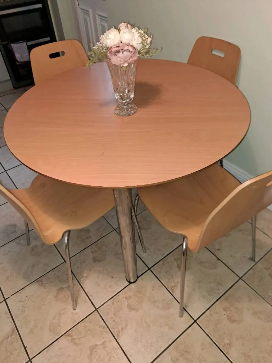 Lovely Kitchen table and 4 matching chairs - Image 3
