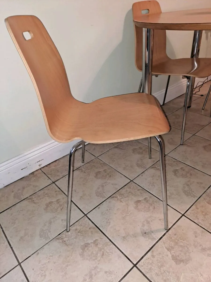 Lovely Kitchen table and 4 matching chairs - Image 4