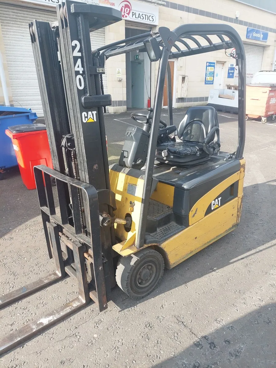 Forklift - Image 2