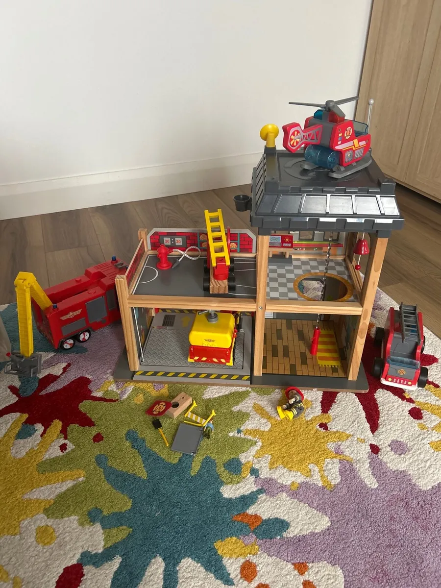 Hape Fire station - Image 2