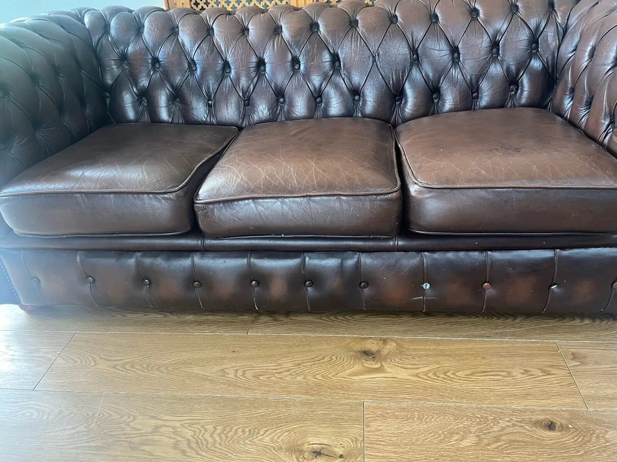 Fabulous chesterfield set - Image 4