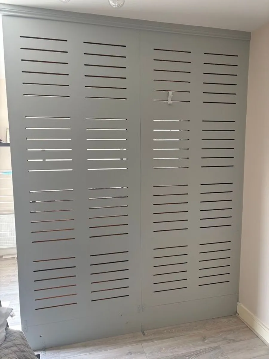 Large Fixed Room Divider - Image 1