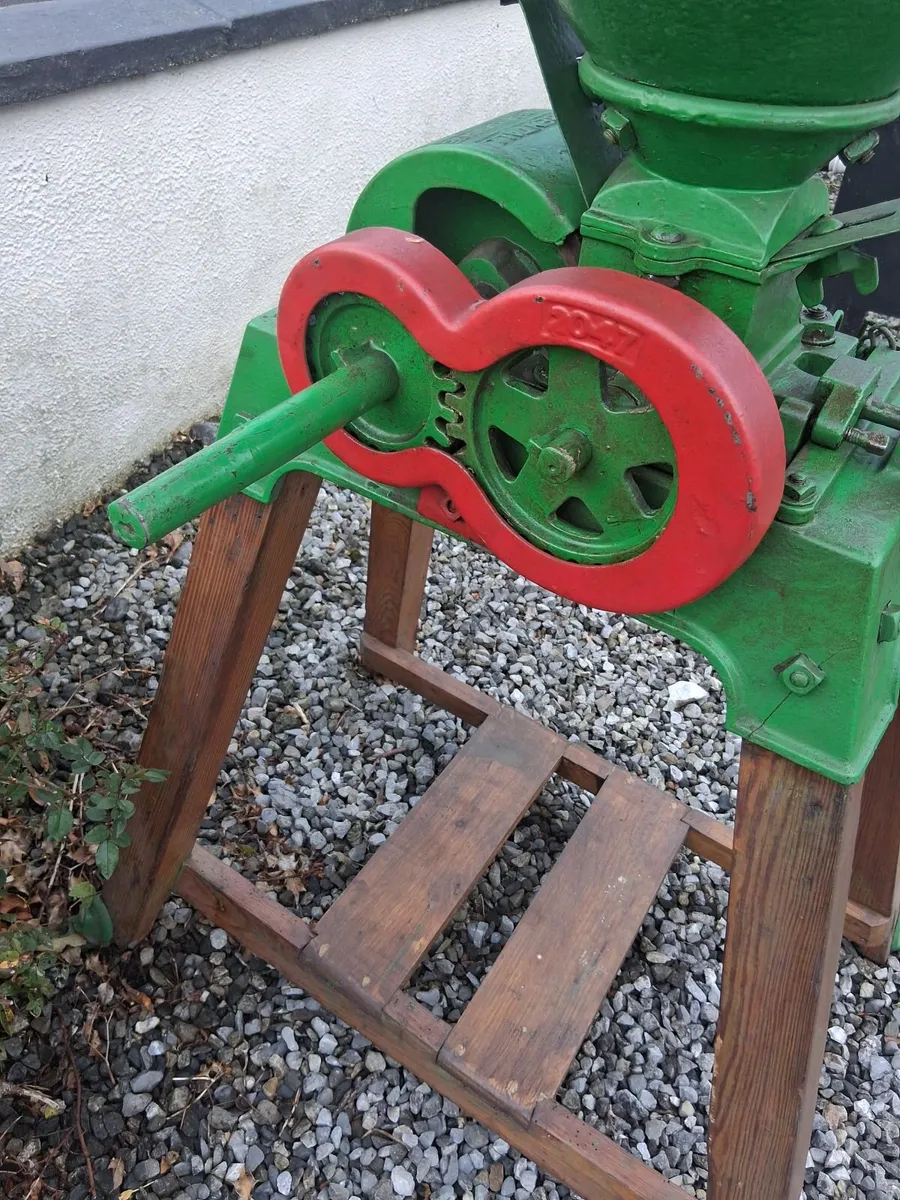 Vintage farm machinery - Image 4