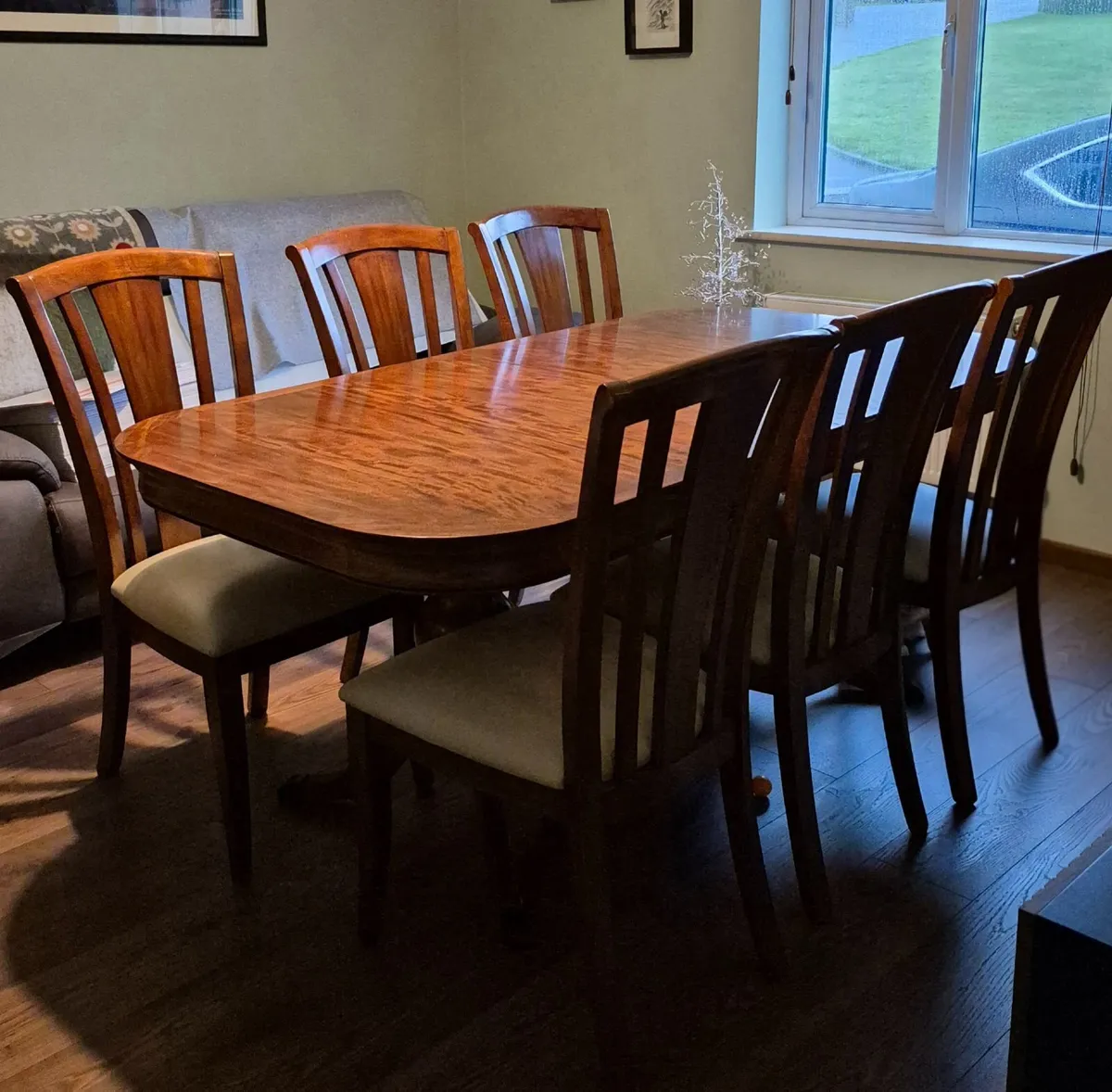 Dining table & chairs - Image 1